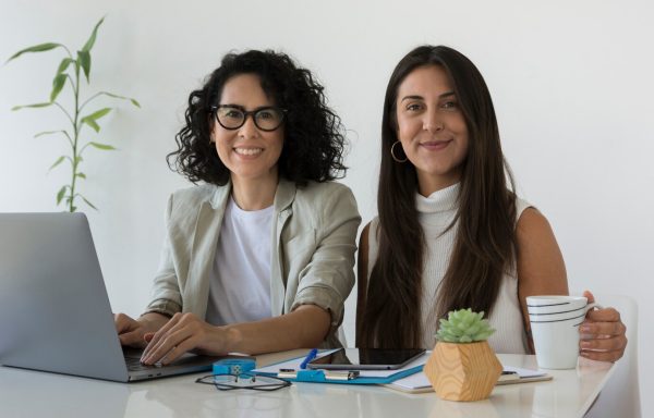 vista-frontal-hermosas-mujeres-trabajando-juntas_23-2148416407